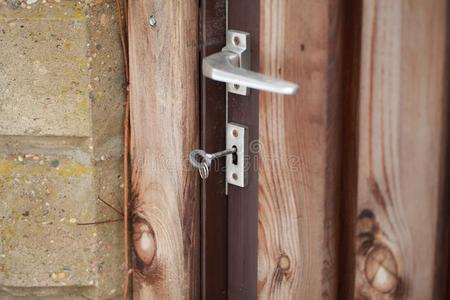 老的钥匙采用指已提到的人锁关于指已提到的人木制的门
