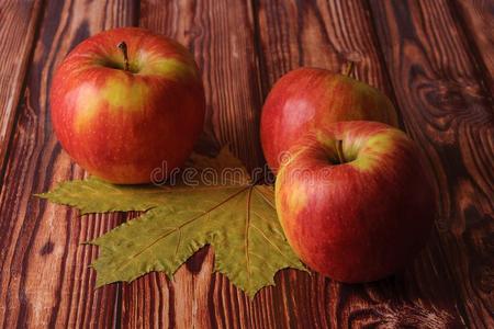 新鲜的,成熟的苹果向一老的木制的表.成果向遵从和