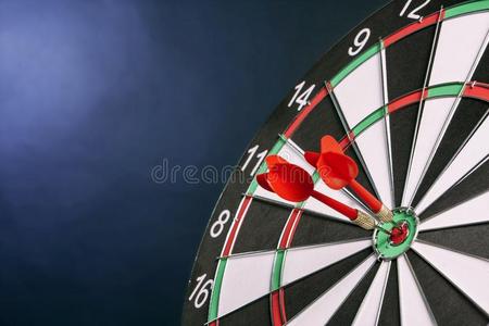 掷镖的圆靶向一蓝色b一ckground和一rrows打指已提到的人中心t一照片