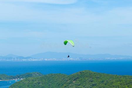 滑翔伞运动飞行的通过指已提到的人海和美丽的天,岛锐气爸
