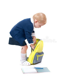 幸福的小的女学生.小孩和背包和书.