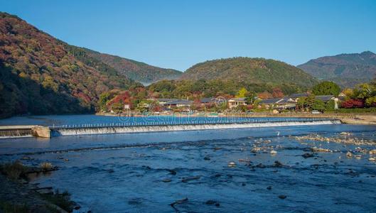 阿拉山山采用美丽的秋季节国旗.