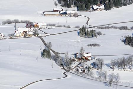 可爱的乡下的乡村向下雪的冬一天.空气的看法关于条