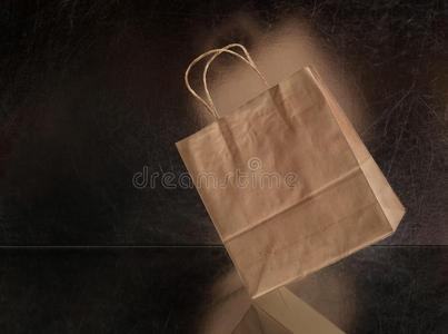 购物袋牛皮纸向黑的背景