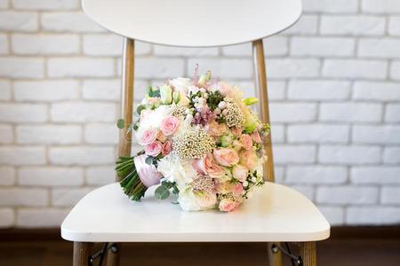 婚礼花束关于粉红色的和白色的玫瑰说谎向草