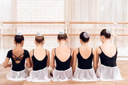 年幼的芭蕾舞女演员执行各种各样的舞蹈艺术的练习一次