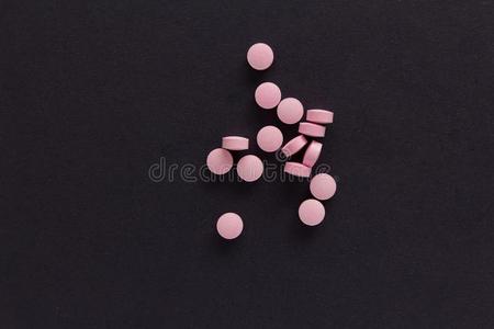 组粉红色的药片.黑的背景.
