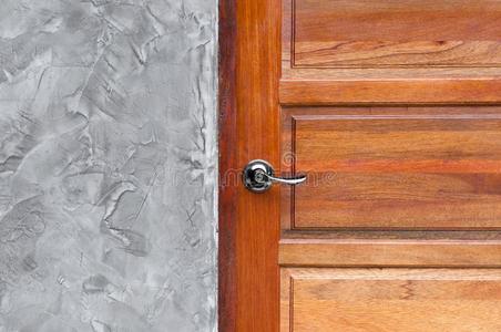 详述关于现代的方式金属的门手感向木制的门