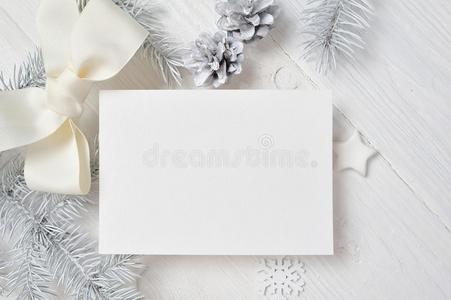 假雷达圣诞节招呼卡片和白色的树和圆锥体,平坦的