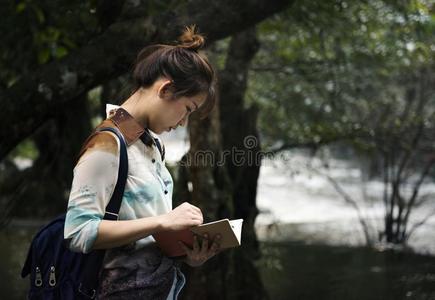 亚洲人女人享有一户外的旅游