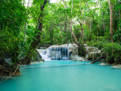 深的森林瀑布采用泰国埃拉万瀑布