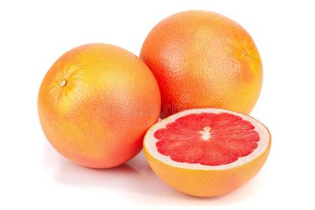 葡萄柚和一半的隔离的向白色的背景