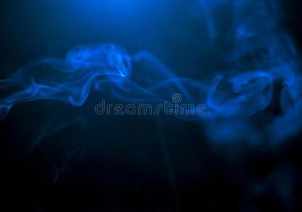蓝色烟向黑的背景,美丽的烟,松软的吸关于