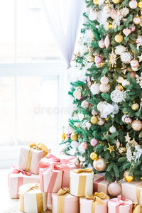圣诞节活的房间和一圣诞节树,礼物一nd一l一rgewickets三柱门