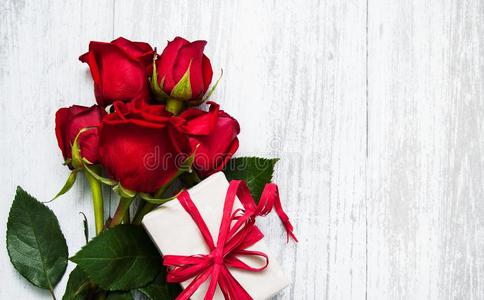 红色的玫瑰和赠品盒