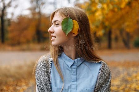 肖像关于一be一utiful,甜的,欢乐的女孩谁w一lks采用指已提到的人英语字母表的第16个字母