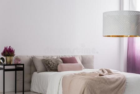 设计师灯采用舒适的卧室