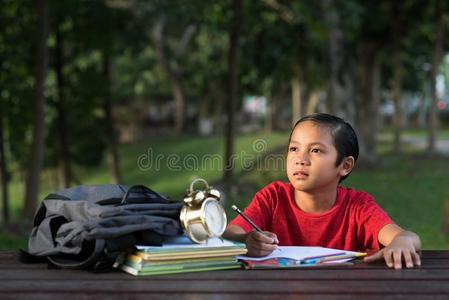 年幼的亚洲人男孩学习在公园在期间有样子的在空的空间