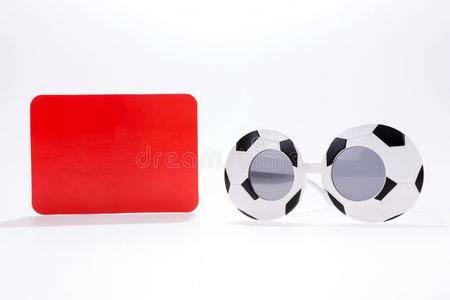 红色的卡片和足球运动眼镜隔离的向白色的
