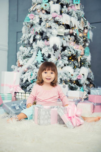 积极的欢乐的婴儿女孩一次和圣诞节赠品在近处character特性