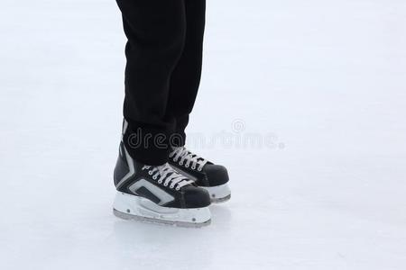 脚向指已提到的人溜冰鞋关于一pers向旋转的向指已提到的人冰溜冰场
