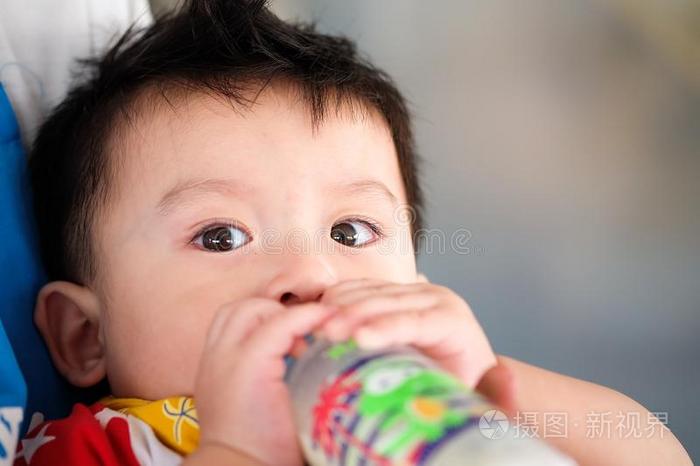 亚洲人小孩男孩吃奶从瓶子