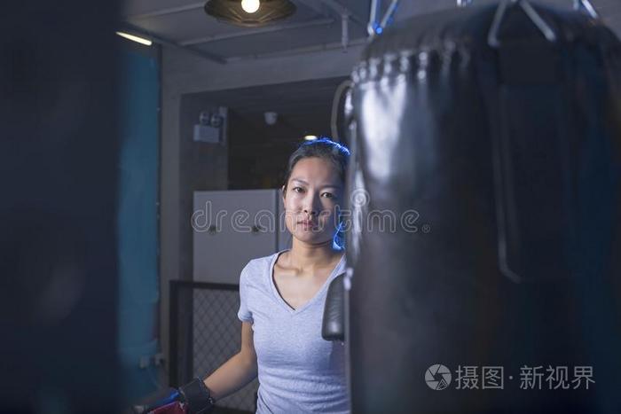 亚洲人女性的拳击手开业的拳击