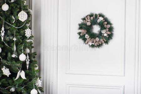 圣诞节花环装饰和松树圆锥细胞