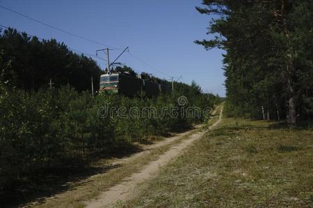 货物火车头铁路发动机人行横道沙漠荒野,围栏