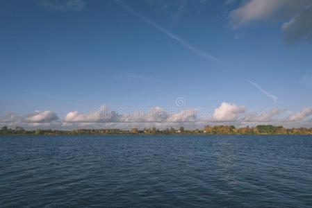 湖和水反映采用富有色彩的秋一天v采用tage埃菲