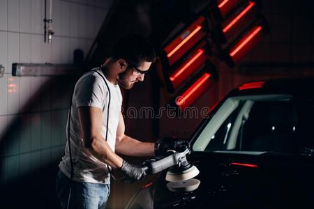 汽车详细设计男人和轨道的磨亮的人采用汽车修理商店.英文字母表的第19个字母