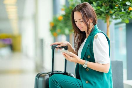 肖像关于年幼的女人和智能手机采用采用ternational机场