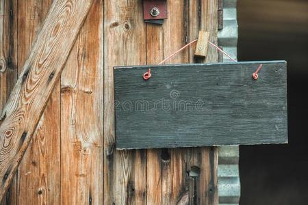 黑的描画的木制的手工做的符号向指已提到的人木制的门.