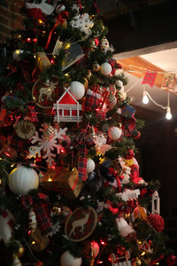 盛会关于圣诞节.美丽地装饰房屋和一圣诞节