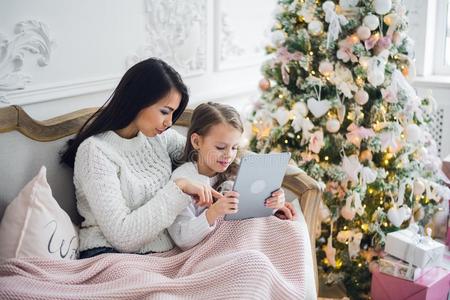 美丽的年幼的女人和她女儿和指已提到的人碑在基督