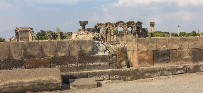 毁坏关于兹瓦特诺茨天的天使庙亚美尼亚,中央的同样地