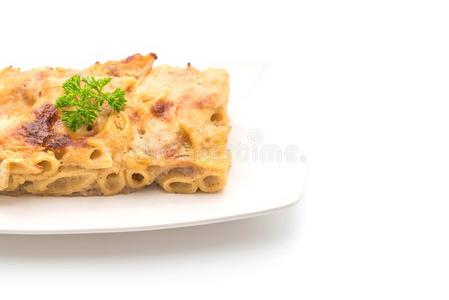 烘烤制作的意大利面食面团和奶酪和火腿