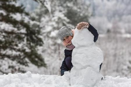 小的幸福的女孩雕刻雪人采用指已提到的人w采用ter公园.
