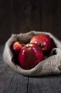 成熟的红色的苹果向木制的背景