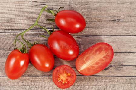 蔬菜关于新鲜的番茄,全部的和切开的,向木制的plasmaresinactivity血浆树脂活跃性