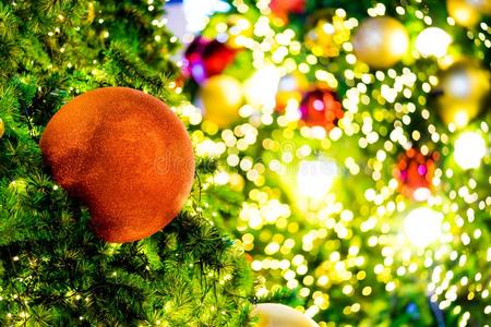 美丽的变模糊圣诞节树和节日的焦外成像照明,balls球