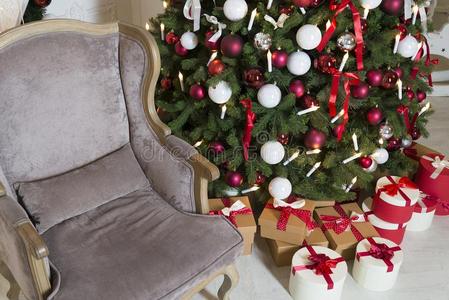 奢侈活的房间内部装饰和漂亮的圣诞节树