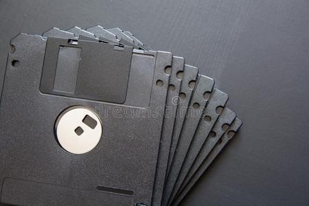 许多黑的计算机磁盘向黑暗的背景.