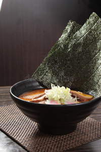 日本人拉面面条采用汤