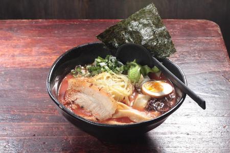 日本人拉面面条采用汤照片