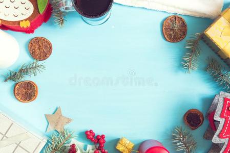 圣诞节赠品盒,食物布置和冷杉树树枝向蓝色伍德