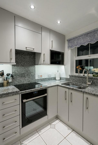 小的现代的厨房采用寓所和花岗岩操作面