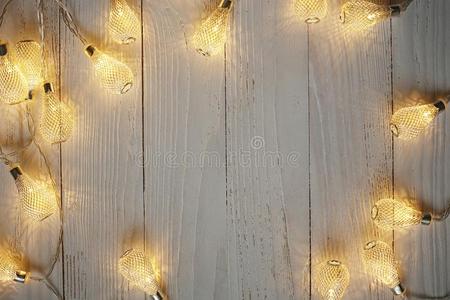 圣诞节明亮的花环向一木制的光b一ckground