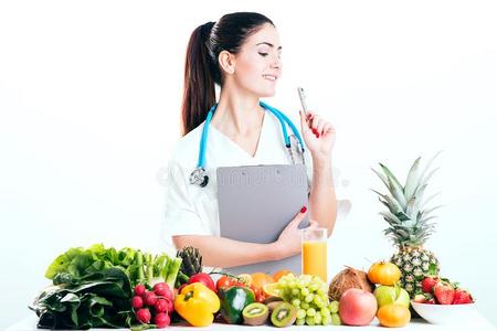 女性的饮食学家采用制服和听诊器