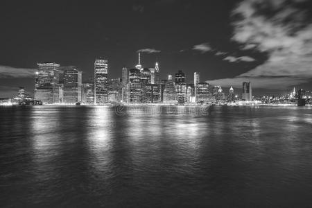 黑的和白色的曼哈顿全景画在夜,美利坚合众国.